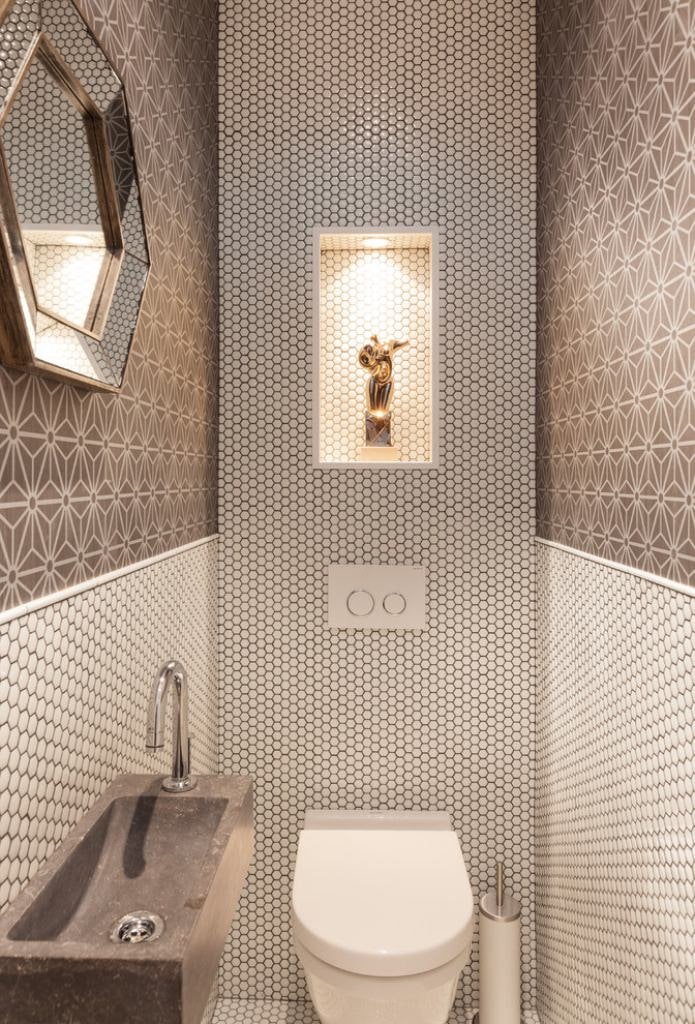 wallpaper with patterns on the walls in the toilet