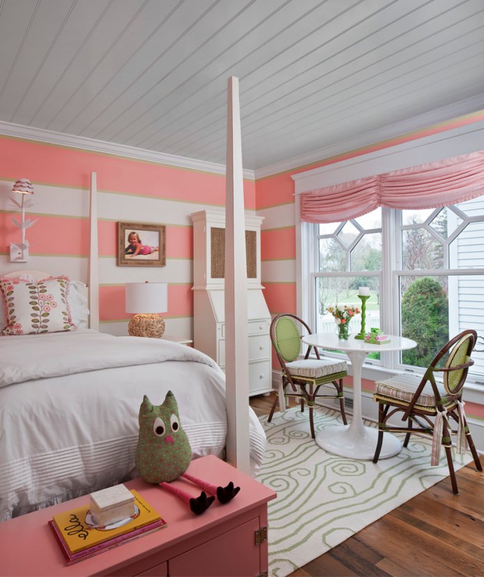 Pink striped wallpaper