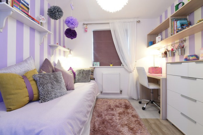 Lilac stripes on the walls in the nursery