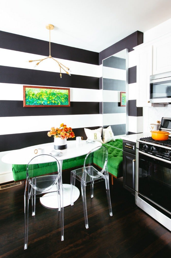 Black striped wallpaper 
