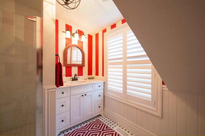 Red stripe on the walls in the bathroom