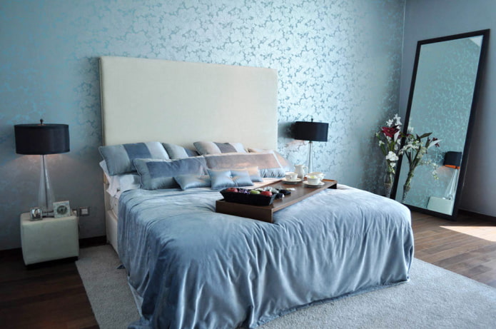 Blue walls in the bedroom
