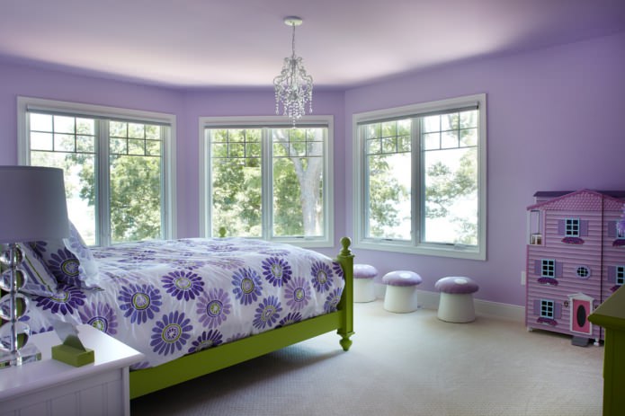 Green and purple in the bedroom interior