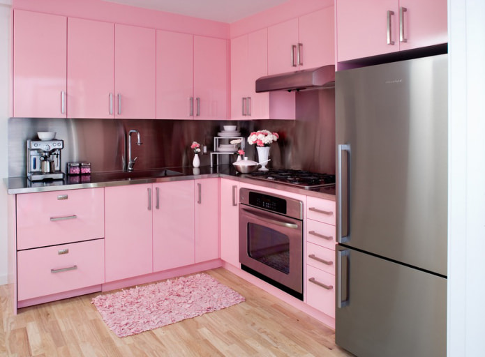 kitchen set and rug in pink tones