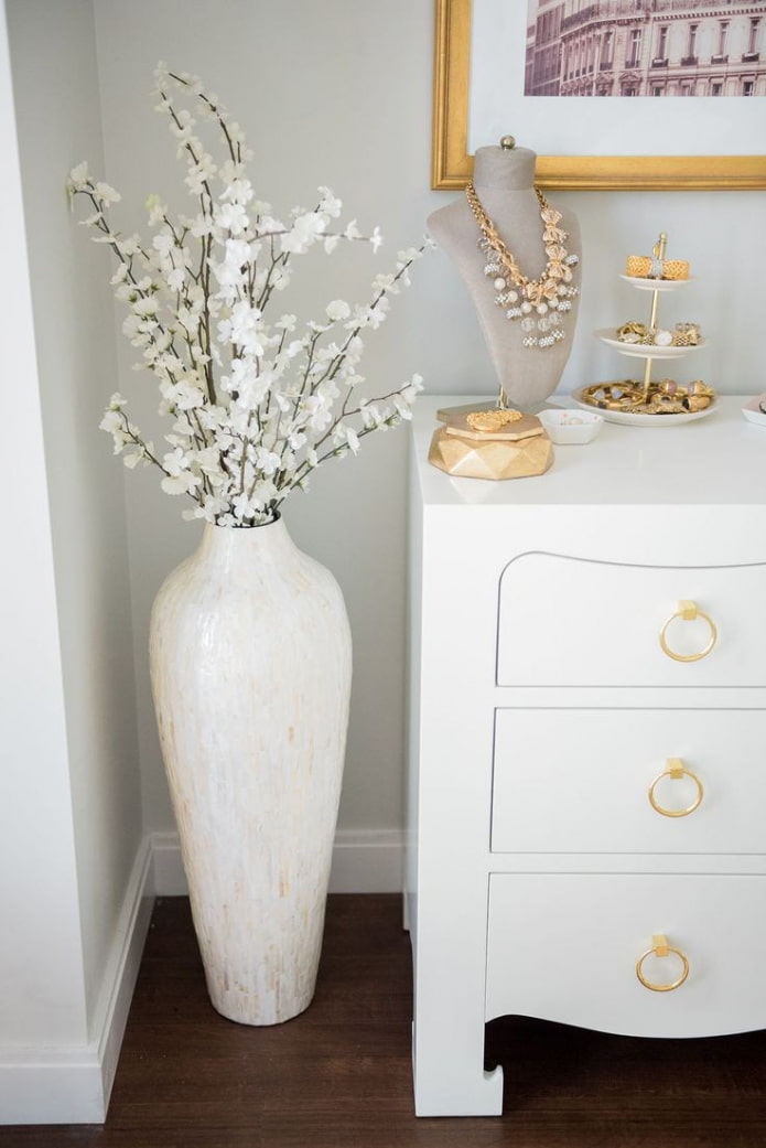 vase with flowers in the bedroom