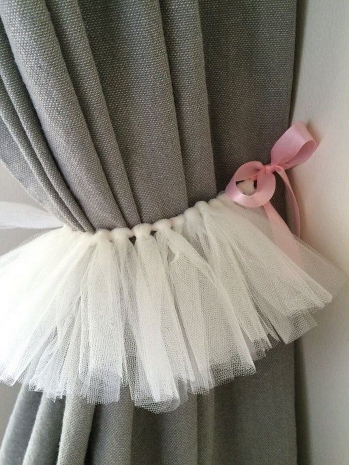 Curtain holder