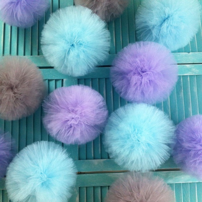 Pom-poms from old tulle