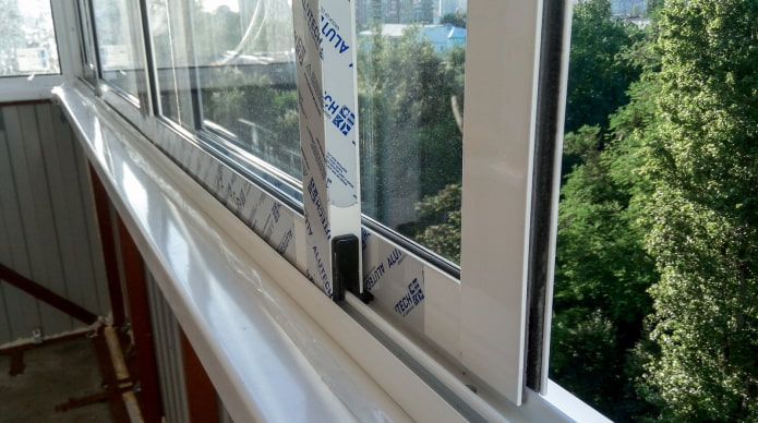 Balcony glazing