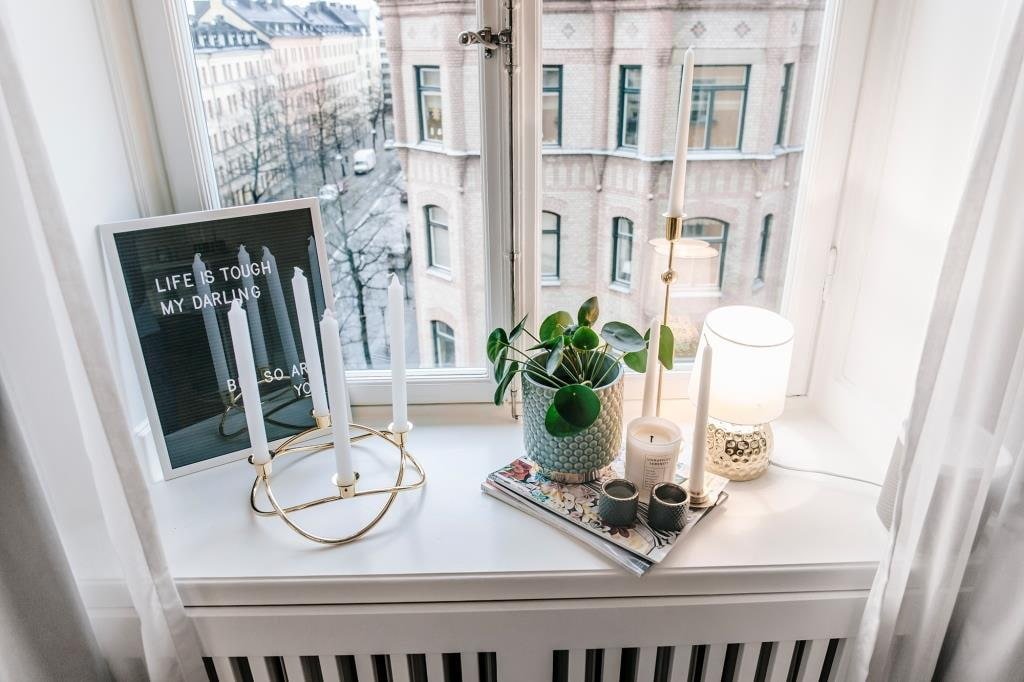 How to decorate a window sill? Decor options, photos in the interior.