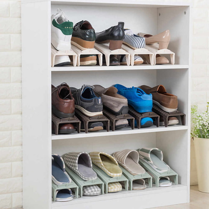 cabinet with shoe stands