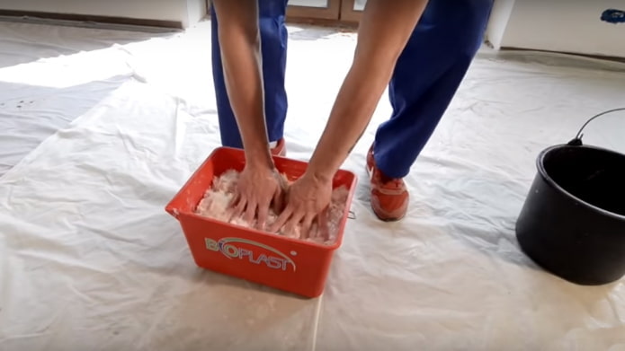 mixing liquid wallpaper by hand