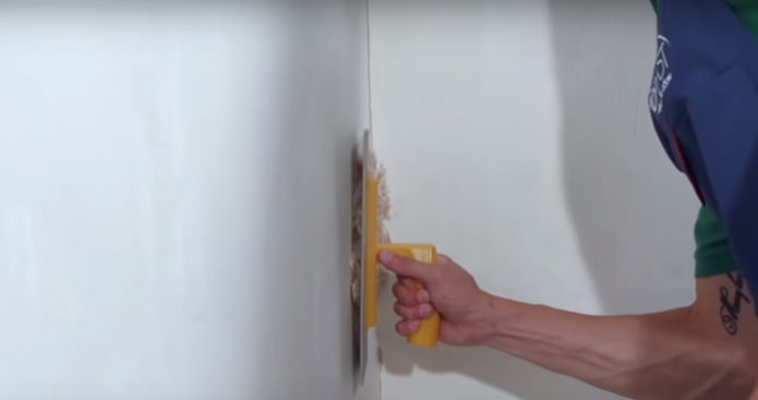 applying liquid wallpaper