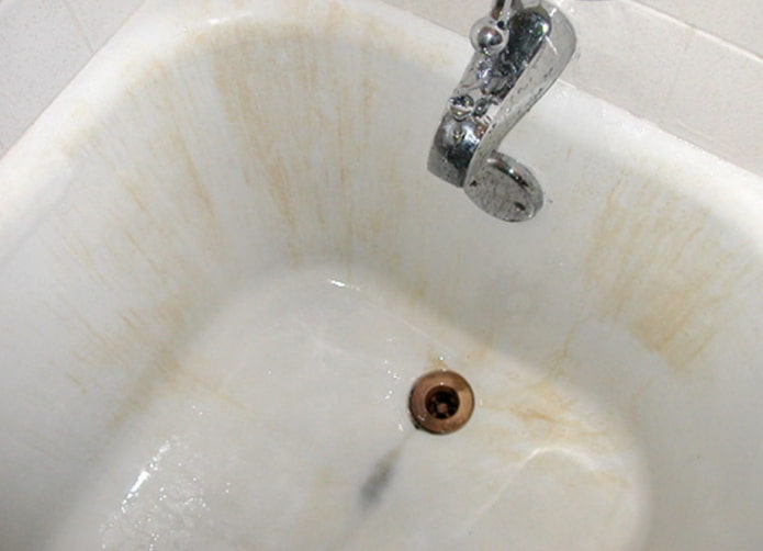 Yellow stains on an acrylic bathtub