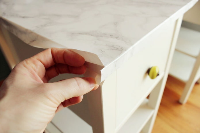 Gluing the tabletop