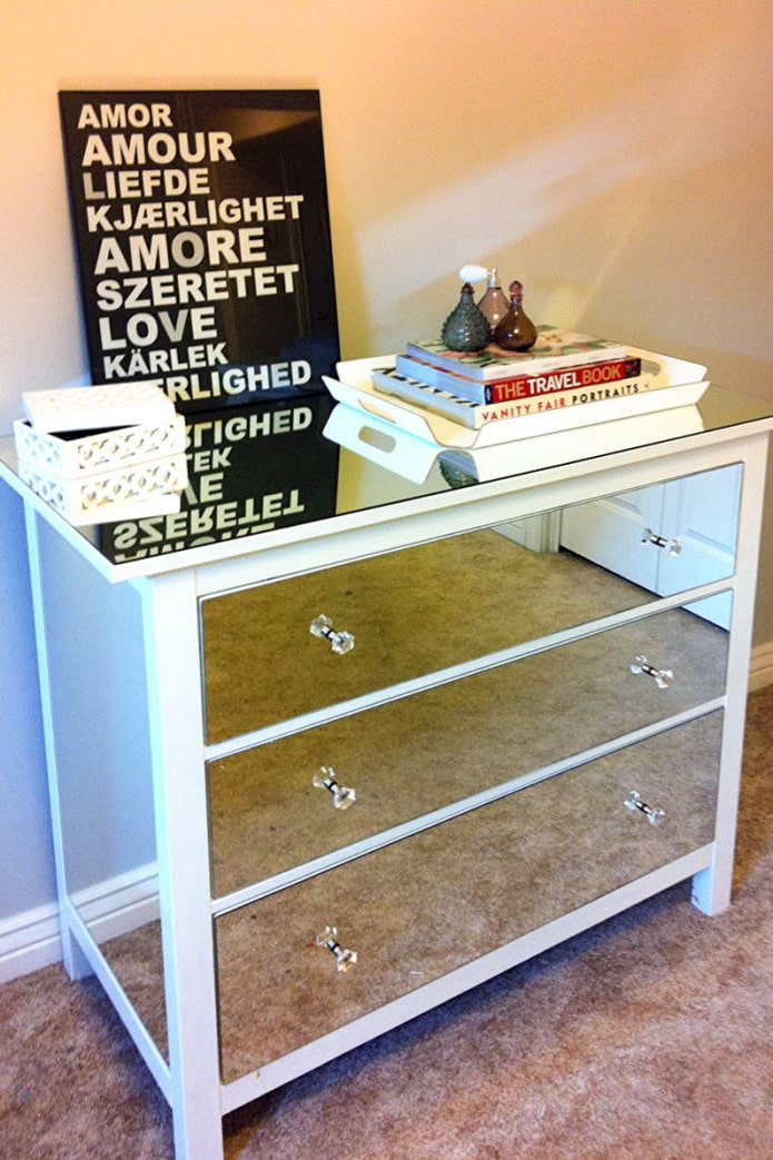 Facing the chest of drawers with mirrors