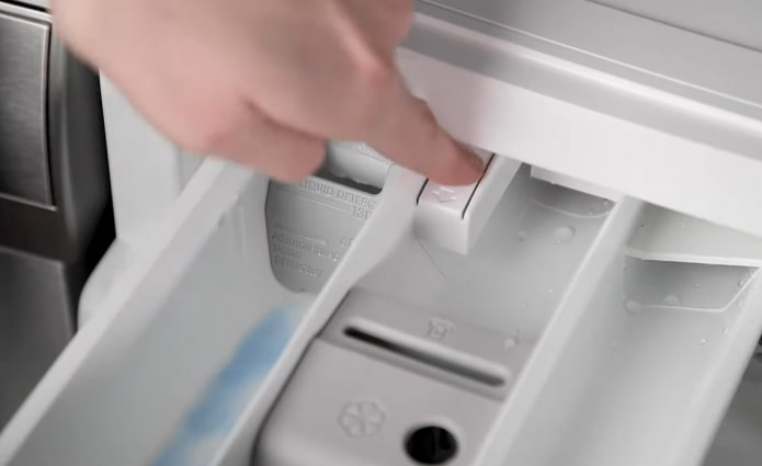 removing the tray