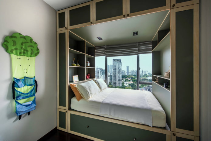 Narrow room with closets