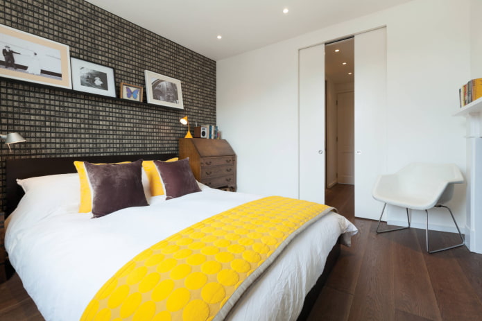 Bed diagonally to the door