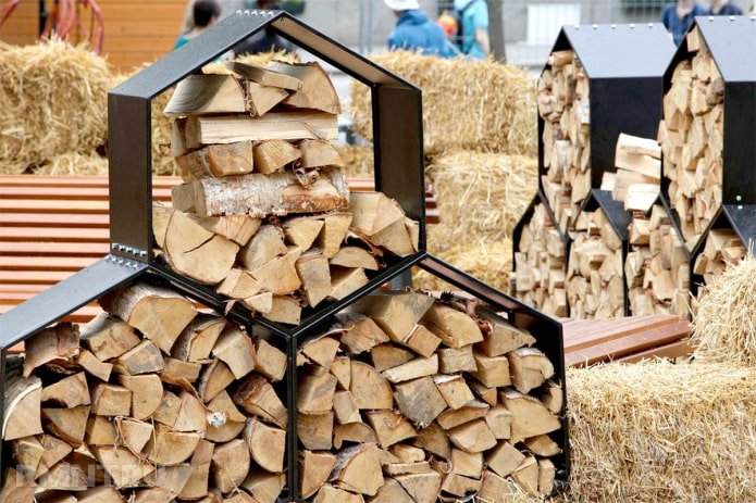 Honeycomb-shaped woodpile