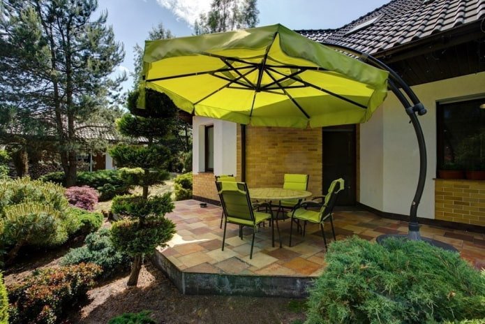 Freestanding umbrella