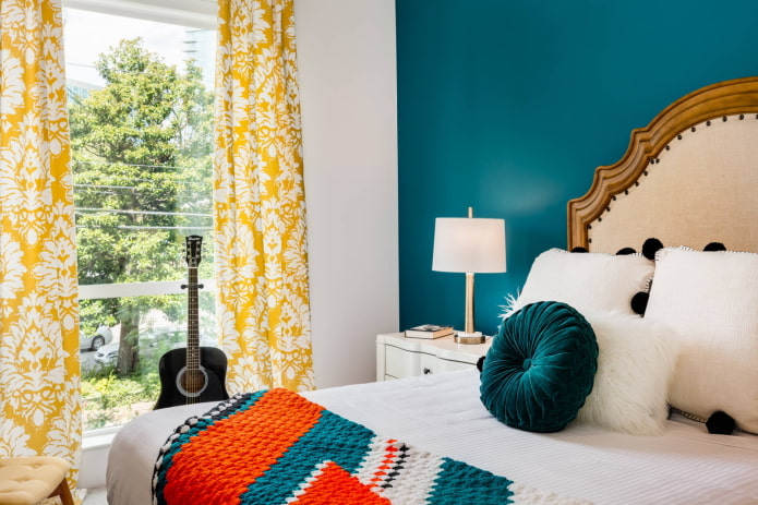Contrasting curtains