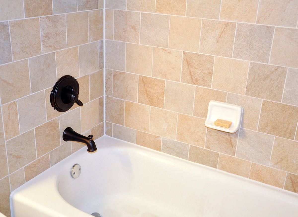 How to seal the joint between the bathtub and the wall? 8 popular options