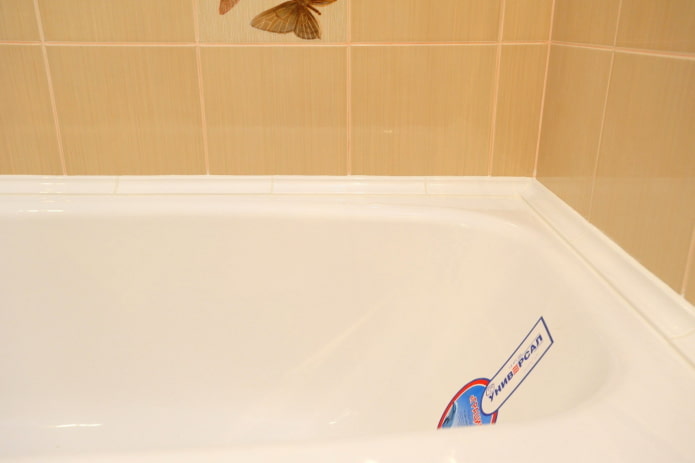 ceramic border in the bathroom