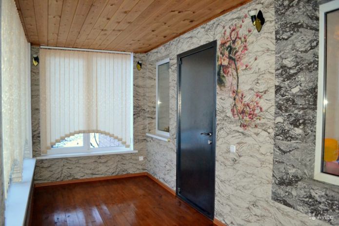 Flexible stone in the hallway