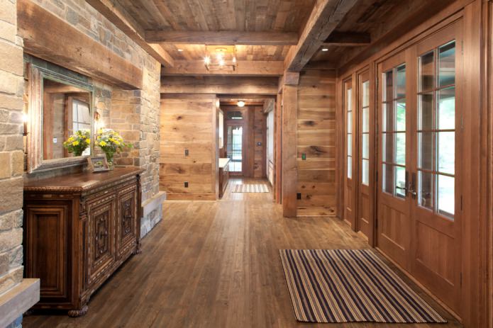 Stone and wood in the interior