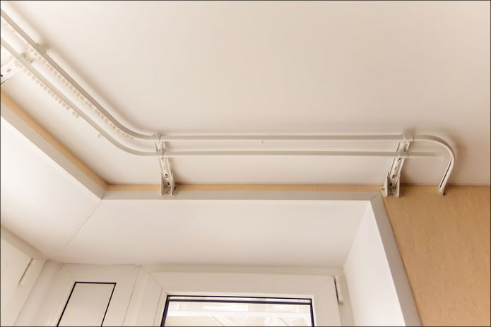 white wall cornice
