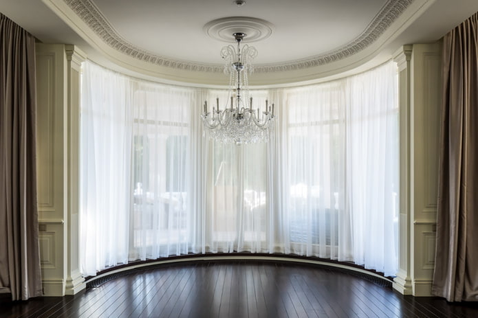 bay window with ceiling cornice