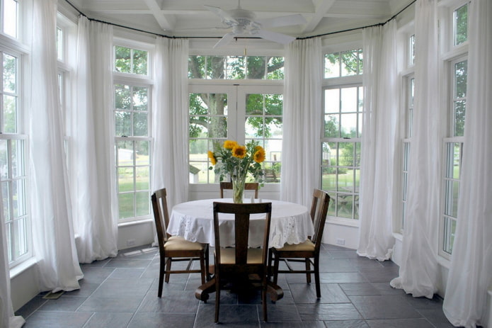 Polygonal bay window