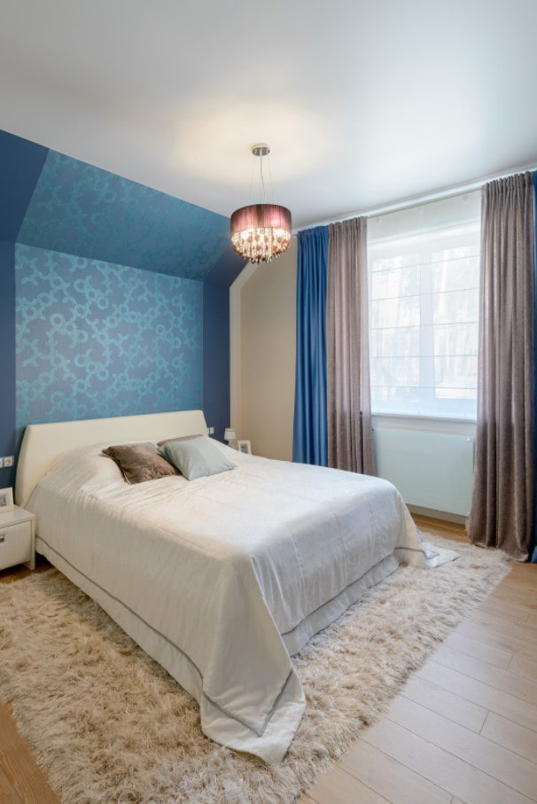 wall cornice in the bedroom