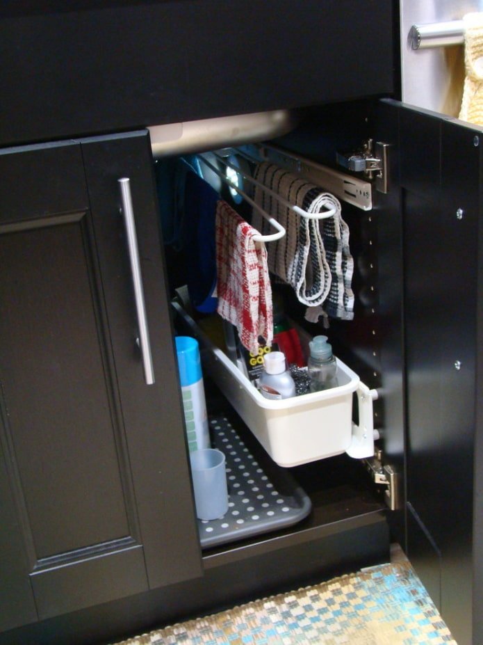 Roll-out shelves for sponges and rags