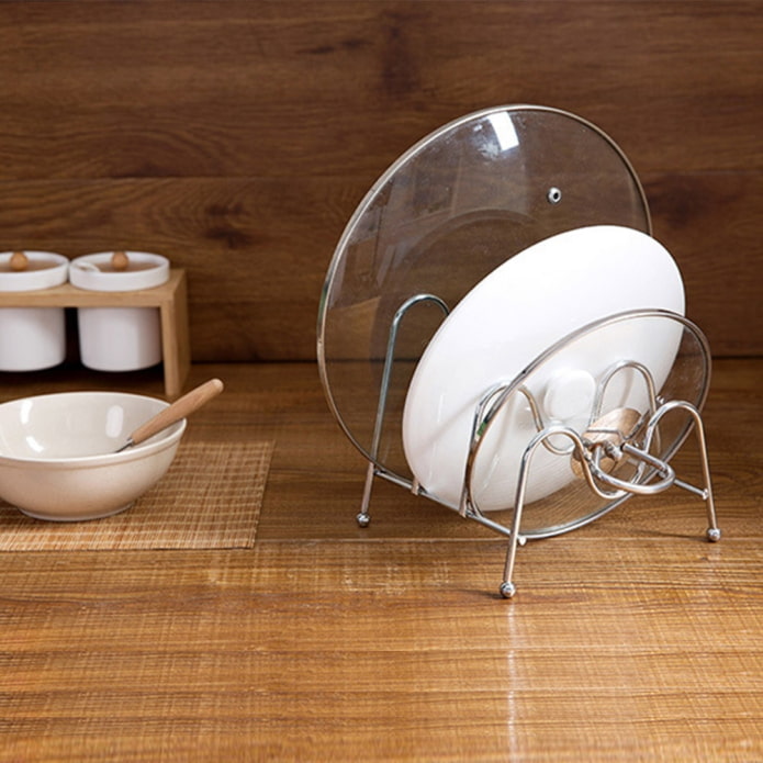 Chrome stand for lids