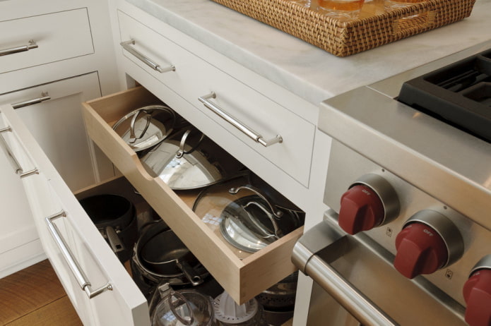 Special pull-out drawer for lids