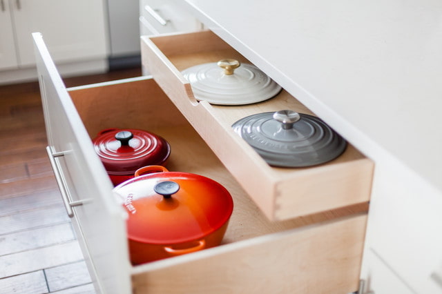 Low compartment for lids