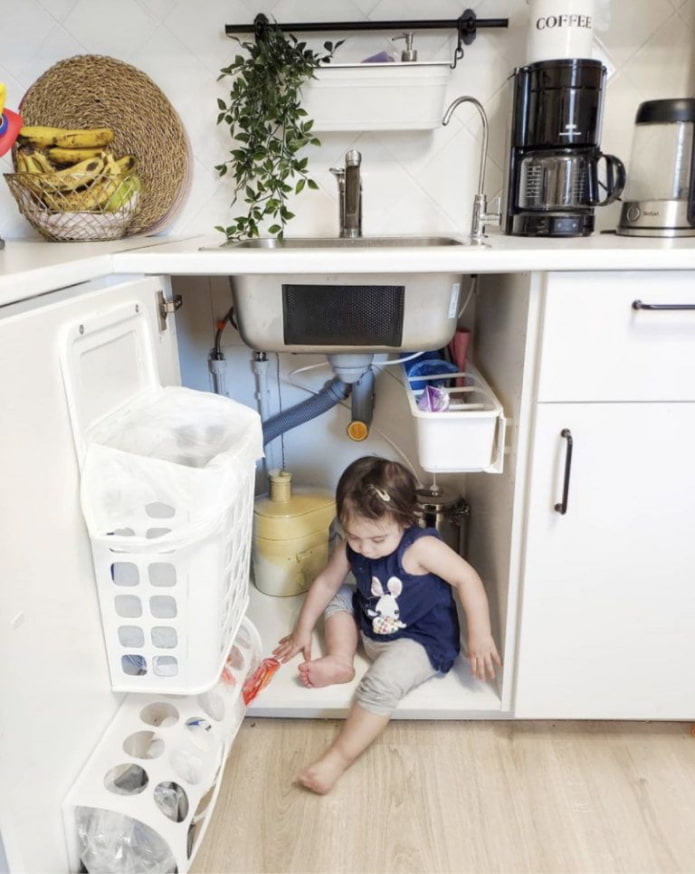 Horizontal sink tray