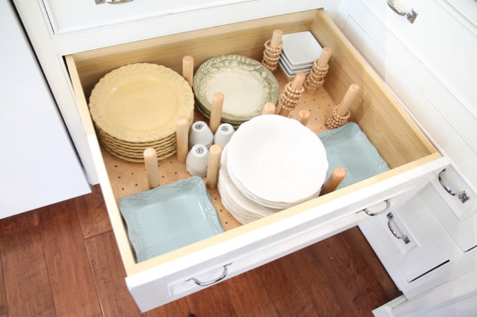 Pull-out drawer with dishes