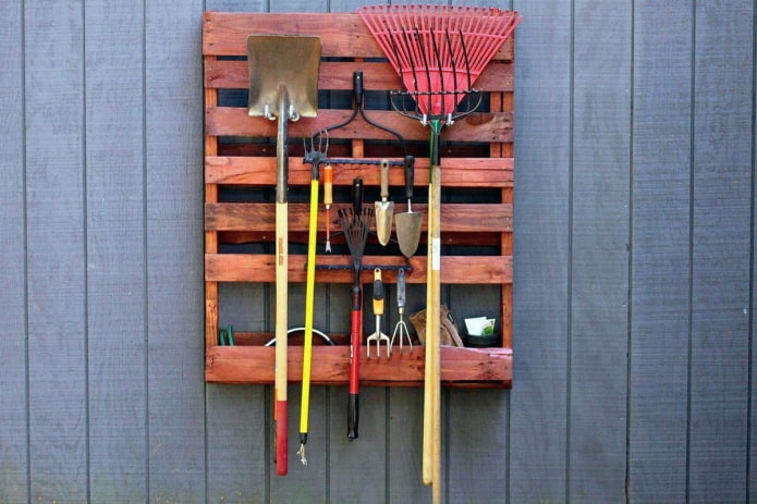 How to store garden tools