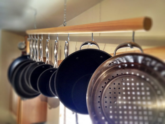 Rail with hooks