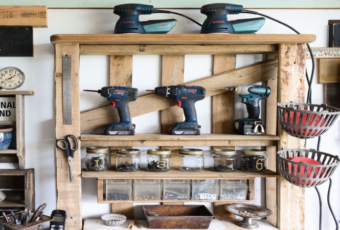Pallet shelf for the garage