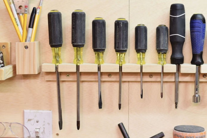 Shelf for screwdrivers