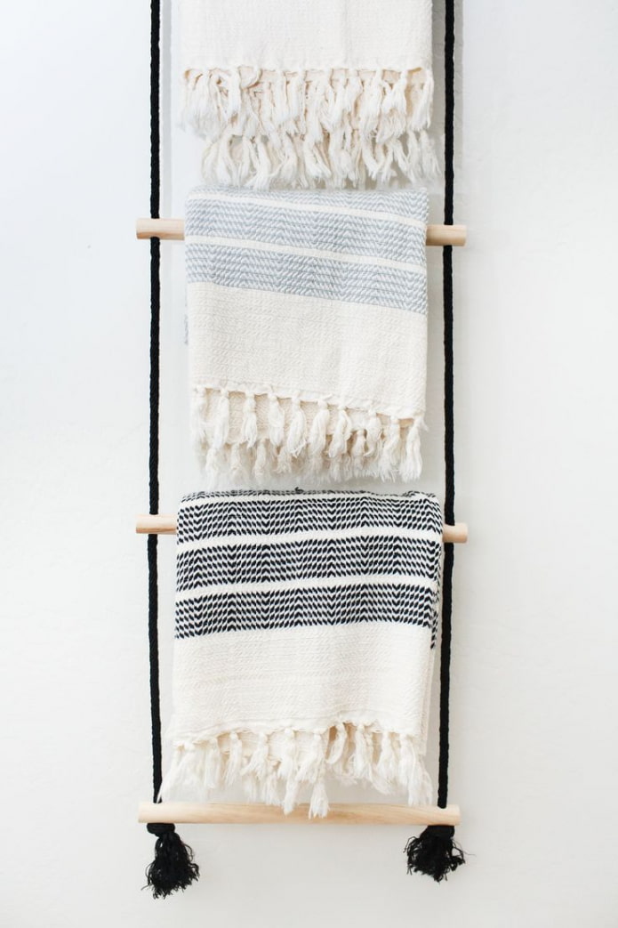 Hanging ladder
