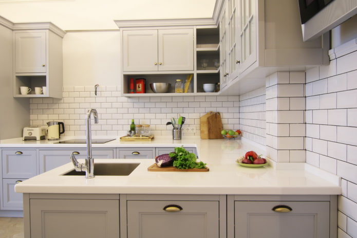 brick-like apron in the kitchen interior