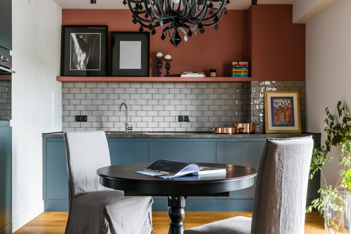 brick-like apron in the kitchen interior