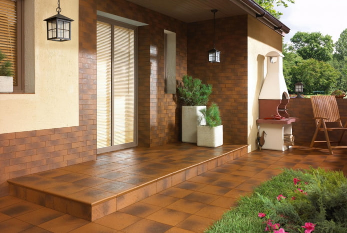 porch with clinker tile cladding