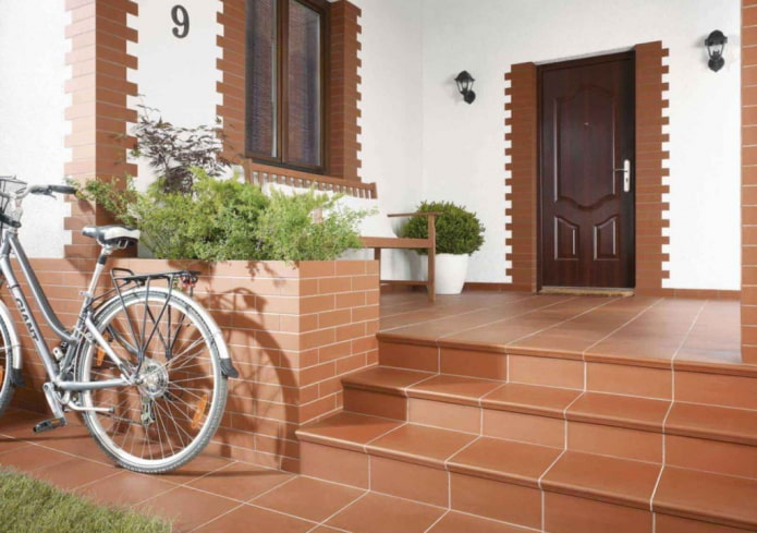 porch with clinker tile cladding