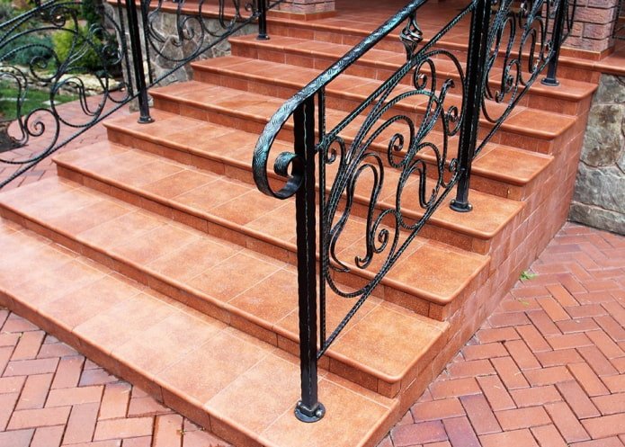 porch with clinker tile cladding