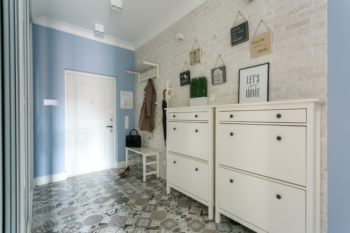 chest of drawers in the interior of the hallway